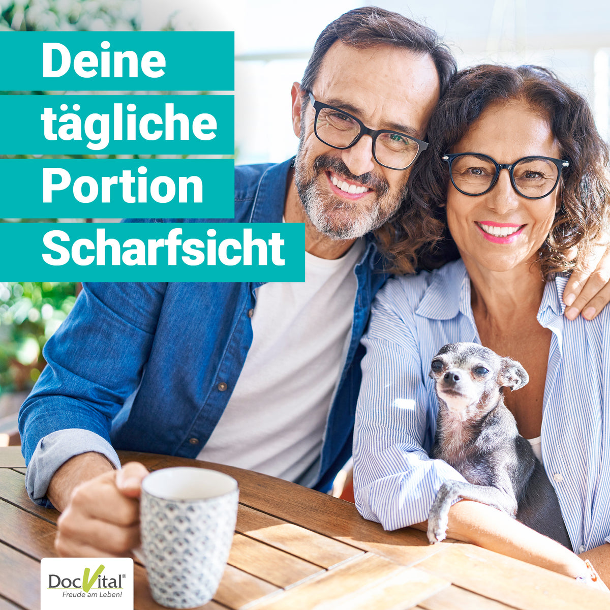 Deine taegliche Portion Scharfsicht - Lifestyle-Foto aelteres Paar mit Hund zu DocVital Augenvitamine Komplex (Resveratrol, Lutein, Zeaxanthin)